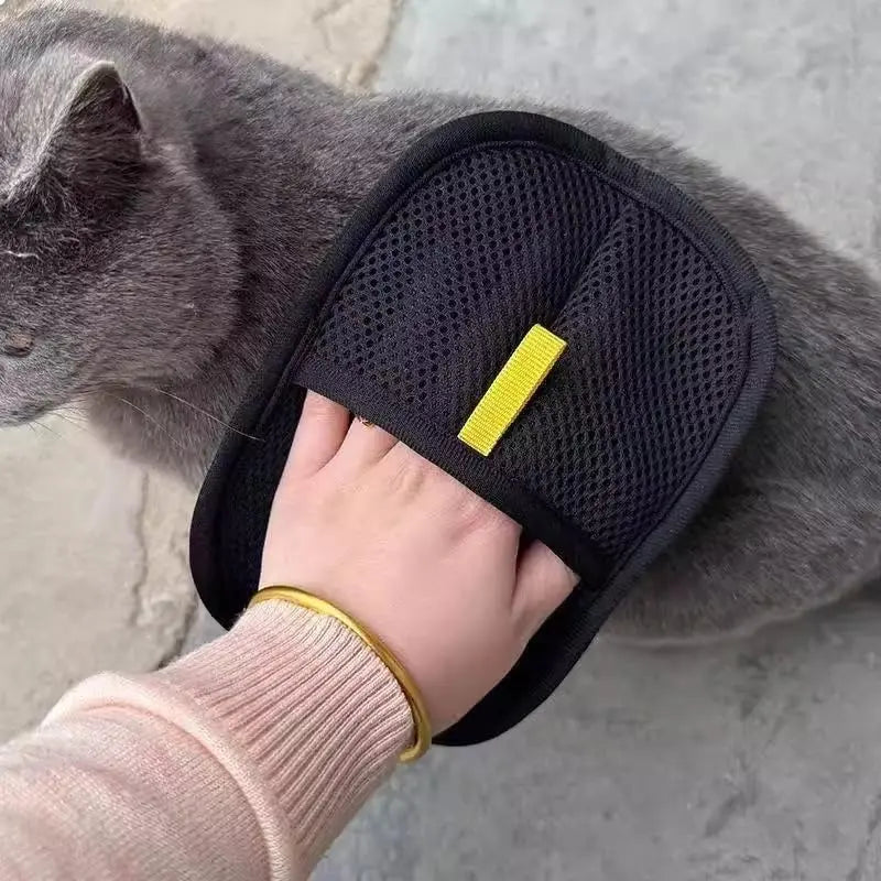 Revolutionary Pet Hair Removal Glove – Effortlessly Capture Loose Fur from Cats & Dogs!